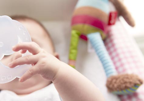 [Translate to portugese:] baby learns how to drink