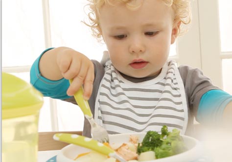 [Translate to portugese:] little kids learn to eat