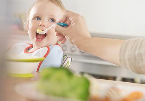 [Translate to portugese:] small kids learn to eat and drink